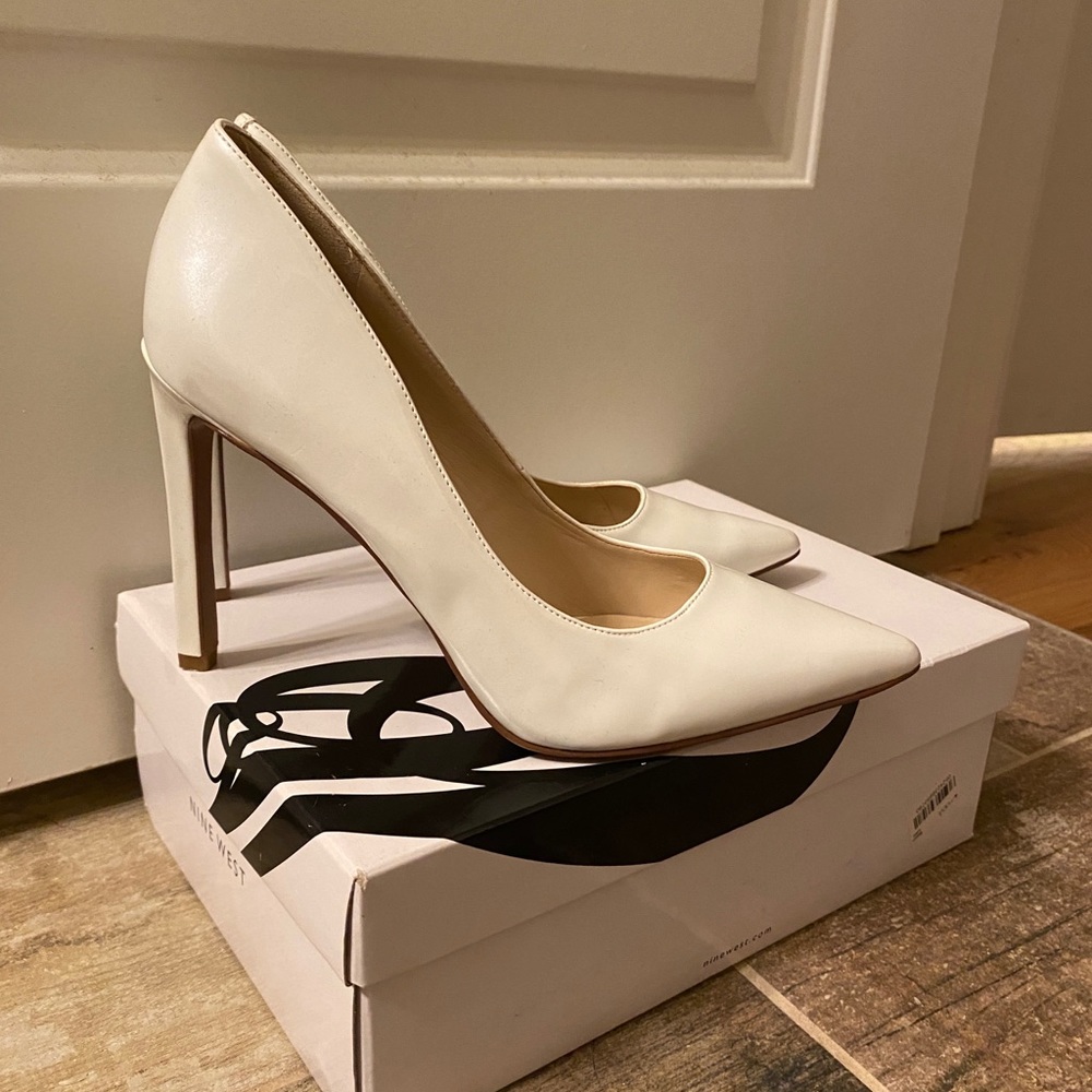 Barely worn! White Nine West pumps